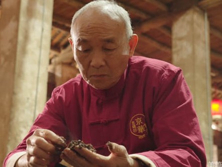 醬酒大師袁仲華揭秘釀好醬香型白酒的關(guān)鍵工藝環(huán)節(jié)——酒曲好、原料好、水分、控溫與干濕度把控適時(shí)合理