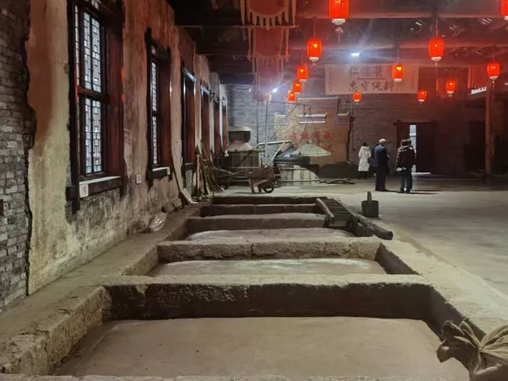 文物級(jí)醬酒瑰寶——茅臺(tái)鎮(zhèn)京華酒莊百年老窖池：卓越醬香白酒之源